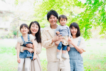 子どもが3人いる家族の集合写真