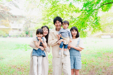 子どもが3人いる家族の集合写真
