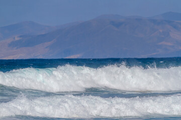 Wellen an der Playa de Cofete, Fuerteventura