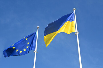 Drapeau de l'Union européenne et de l'Ukraine sur fond de ciel bleu