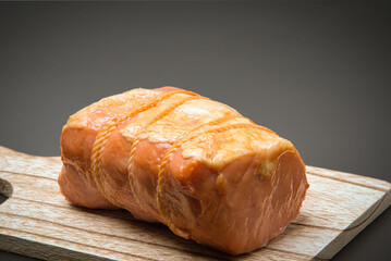 塊のままのハムをカッティングボードにのせて