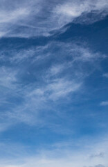 Atardecer con cielo azul y nubes blancas