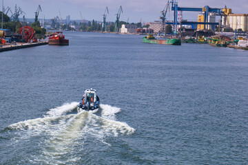 port, port, kontener, dźwig, dok, eksport, statek, przemysł, fracht, ładunek, morze, przemysłowy, transport, import, handel, globalny, międzynarodowy, biznes, © Piotr