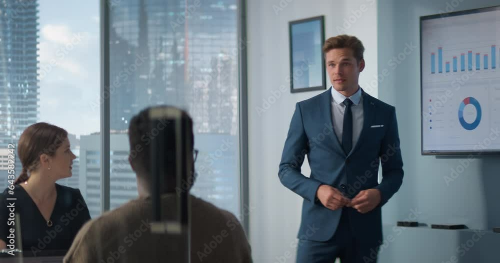 Leinwandbilder diverse skyscraper office: caucasian businessman leads meeting with managers, answers questions, use