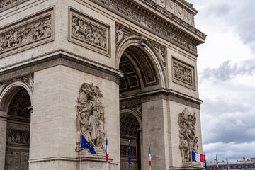 Fototapeta na wymiar Photo de l'Arc de Triomphe à Paris de côté