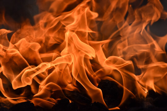 Fuego y brasas de una fundicion artesanal de metales