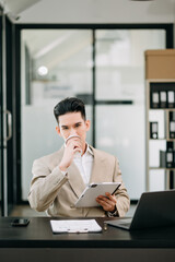 Obraz premium Mature business man executive manager looking at laptop watching online webinar training or having virtual meeting video conference doing market research working in office..