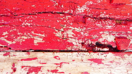 Porte ou mur en bois peint en rouge bordeaux, couche de peinture se retirant par le temps, mal...