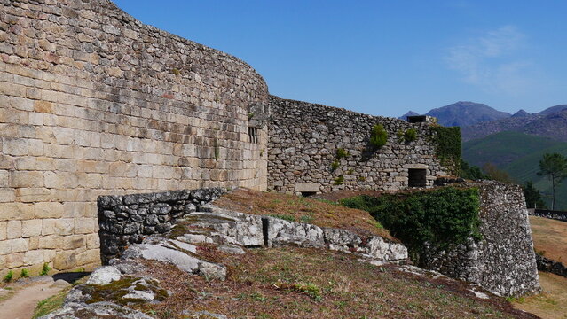 Des hauts murs d'un chateau-fort ou fortification médiéval, moyen-âge, ancienne construction etn pierre historiques, beauté architecturale, dans une région hispanique torride, en pleine zone campagne