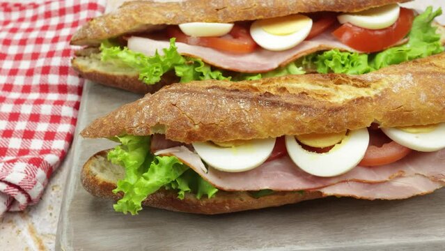 sandwich au jambon et crudit&eacute;s en gros plan