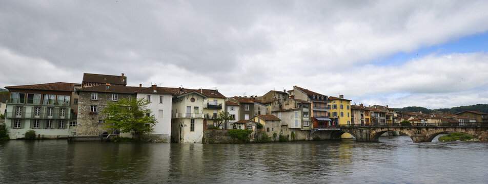 Panorama de la vieille ville de Saint-Girons (D&eacute;partement de l'Ari&egrave;ge, sud-ouest France)