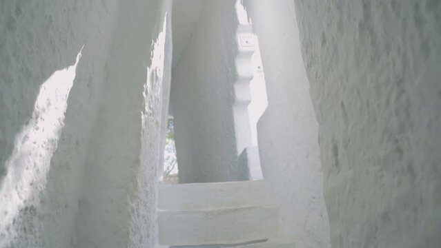 Vista de las escaleras en un pasillo con paredes blancas