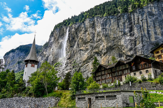 Lauterbrunnen, Wasserfall, Kirche, Staubbachfall, Fluss, Weisse L&uuml;tschine, Lauterbrunnental, Wanderweg, Berner Oberland, Alpen, Sommer, Schweiz