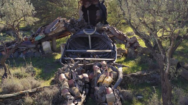 https://www.shutterstock.com/es/video/clip-1107983171-warrior-lying-down-dali's-house-catalonia
