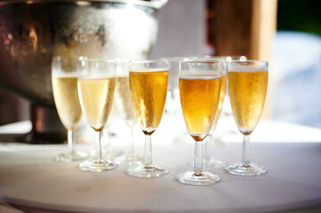 Coupes de champagne posées sur une table - 643723658