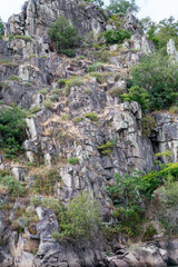 Falaise rocheuse sur la rivière Indre au niveau d'Eguzon en France en Europe