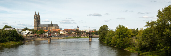 Magdeburg an der Elbe  (Fluss) im Panorama mit alter Eisenbahnbrücke (Hubbrücke), der Sehenswürdigkeit und Kathedrale Magdeburger Dom, der Elbpromenade und der St. Johanniskirche im Hintergrund