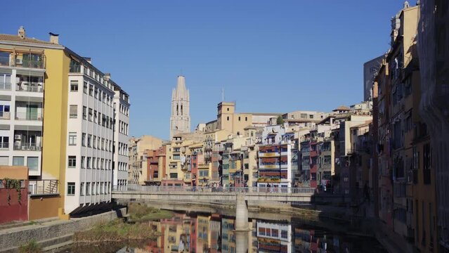 vistas al río Onyar que pasa entre los edificios de Girona