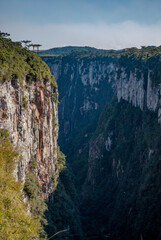 Cânion do Itaimbezinho, trilha do rio do Boi, Cachoeira ao fundo da foto, Cambara do Sul, Rio Grande do Sul, Brasil.  