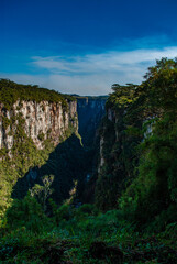 Fototapeta premium Cânion do Itaimbezinho, trilha do rio do Boi, Cambara do Sul, Rio Grande do Sul, Brasil. 