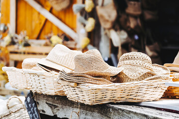 Accessoires pour l'été chapeaux de paille en vente dans une boutique Provençale - obrazy, fototapety, plakaty