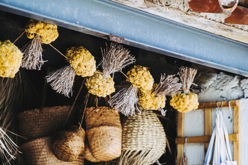 Bouquet de fleurs jaune sèches immortelle en vente dans une halle