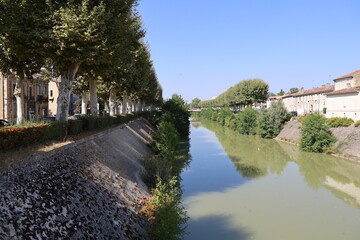 Fototapeta na wymiar La rivière le Gers, ville de Auch, département du Gers, France
