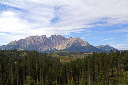 la parata di guglie del Latemar nelle Dolomiti di Fassa