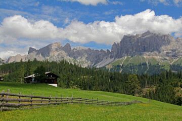 il versante ovest del gruppo del Catinaccio nelle Dolomiti di Fassa