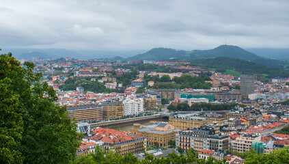 Fototapeta premium Vue de la ville de Donostia (San Sebastian) en Espagne, avec notamment le fleuve Urumea et le théâtre Victoria Eugenia