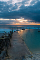 Obraz premium Cloudy morning view of Bronte rock pool, Sydney, Australia.