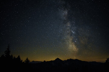 Sternenhimmel mit Milchstraße in den Chiemgauer Alpen, Bayern, Deutschland