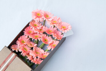 Clear, beautiful flowers are placed in a gift box.