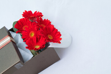 Clear, beautiful flowers are placed in a gift box.