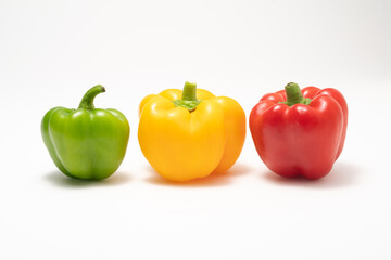 信号機の様に緑黄赤に3つ並んだパプリカ
