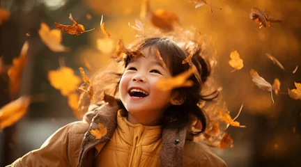 Fotobehang 落ちてくる紅葉を浴びながら楽しそうに笑い見上げる子どもたちの幸せそうな様子 © Hanako ITO