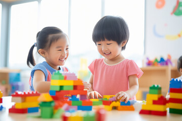幼稚園・保育園でブロックを使って遊んでいる日本人の子供たち(幼児) - obrazy, fototapety, plakaty