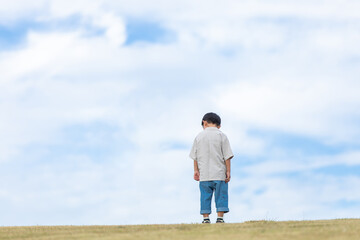 ひとりぼっちでうつむく男の子　lonely looking boy