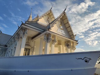 The side of the temple is beautiful, beautiful, evening