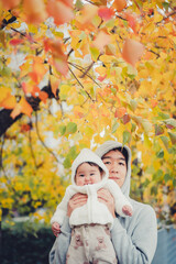 紅葉と赤ちゃんとお父さん