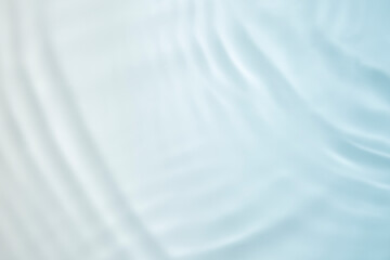 Obraz premium The surface of the water is clear blue.