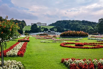 Zelfklevend Fotobehang The Vast and Colorful Gardens of Schonbrunn Palace - Vienna, Austria © Pedro