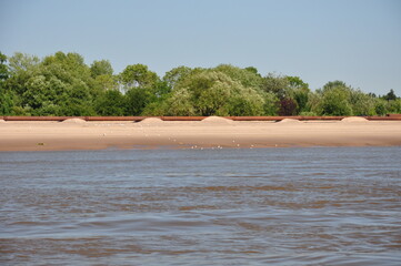 Sand aufspülen: Rohre zum  Sandpumpen für breitere Sandstrände entlang des Ufers bei Brake an der Weser.