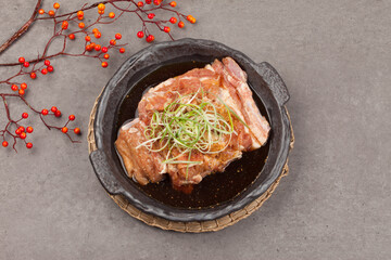 
A food made by marinating pork ribs in seasonings such as soy sauce, onion, and sugar for a certain period of time and then grilling them over a fire.