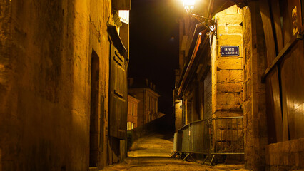 Centre-ville de Sarlat-La-Canéda, en pleine nuit - obrazy, fototapety, plakaty