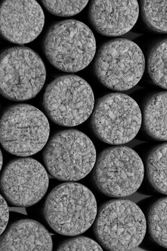 Imagen abstracta, conjunto de corchos vista cenital en blanco y negro, con textura granular y fibrosa, 