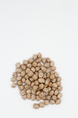imagen de garbanzos crudos , vista cenital, fondo de alimento con textura natural y vegetariano aislado en un fondo blanco