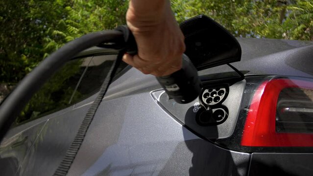 prise de chargement de voiture &eacute;lectrique pour charger une voiture moderne avec l'&eacute;lectricit&eacute; au ralenti
