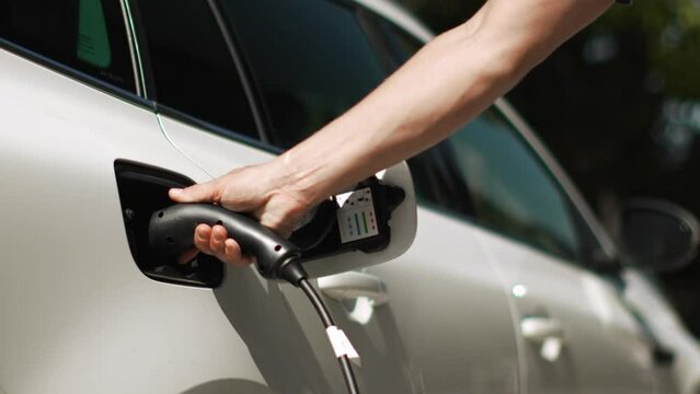 prise de chargement de voiture &eacute;lectrique pour charger une voiture moderne avec l'&eacute;lectricit&eacute; au ralenti
