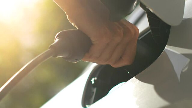 prise de chargement de voiture &eacute;lectrique pour charger une voiture moderne avec l'&eacute;lectricit&eacute; en slow motion
